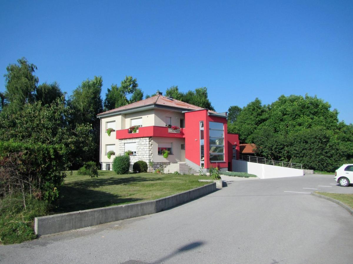 Pod Orehi Acomodação com café da manhã Postojna Exterior foto
