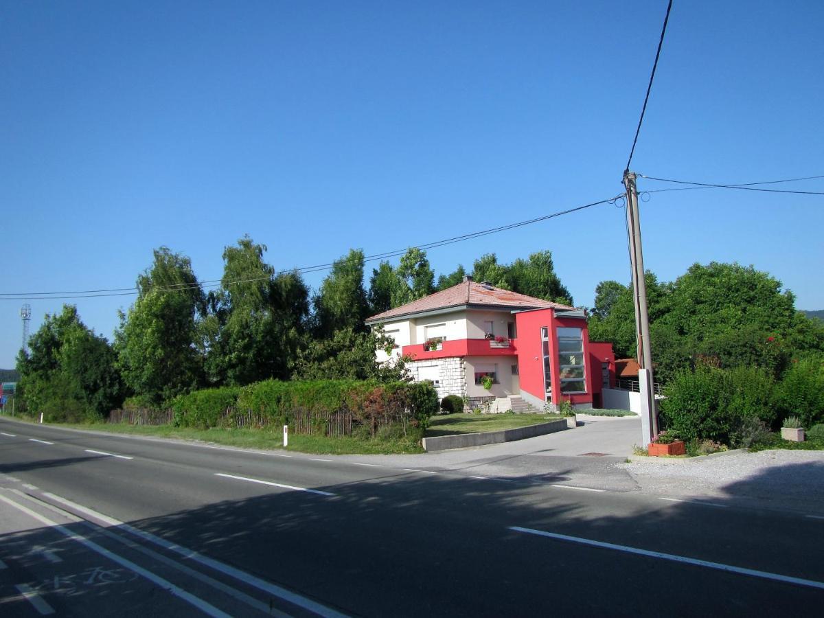 Pod Orehi Acomodação com café da manhã Postojna Exterior foto